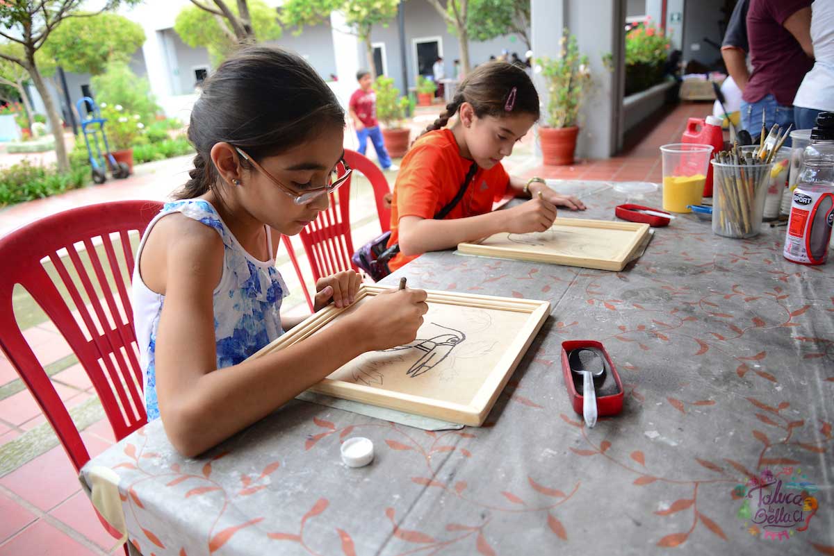 Los niños tienen la oportunidad de darle una sorpresa a mamá haciendo un excelente dibujo