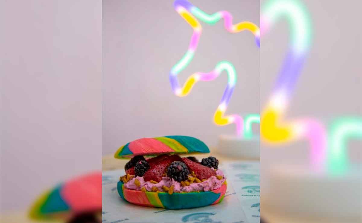 Rainbow Bagels acaba de inaugurar un local donde ofrece pan arcoíris en honor a la comunidad LGBT