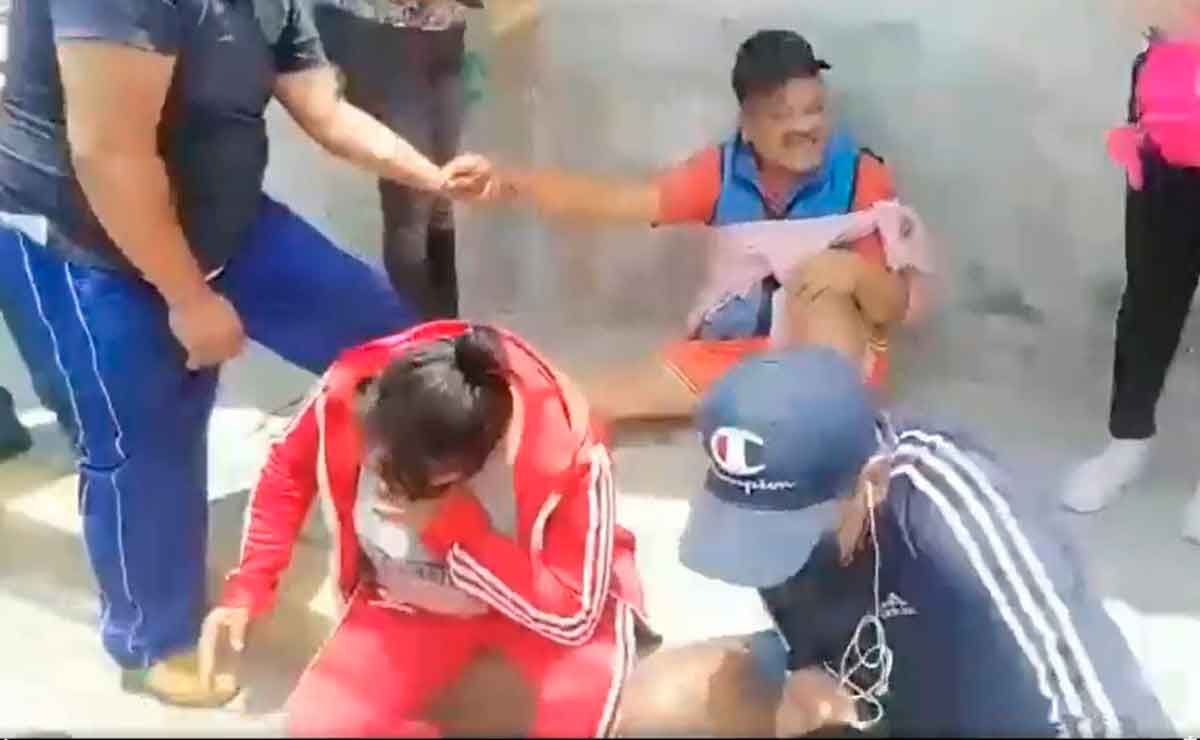 Habitantes de Metepec confrontan a Gaby Gamboa.