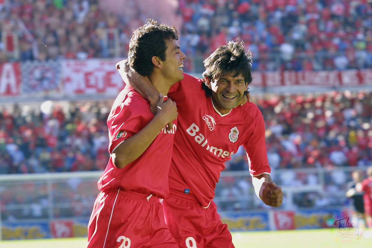 José Cardozo celebrando un gol con Edgar González