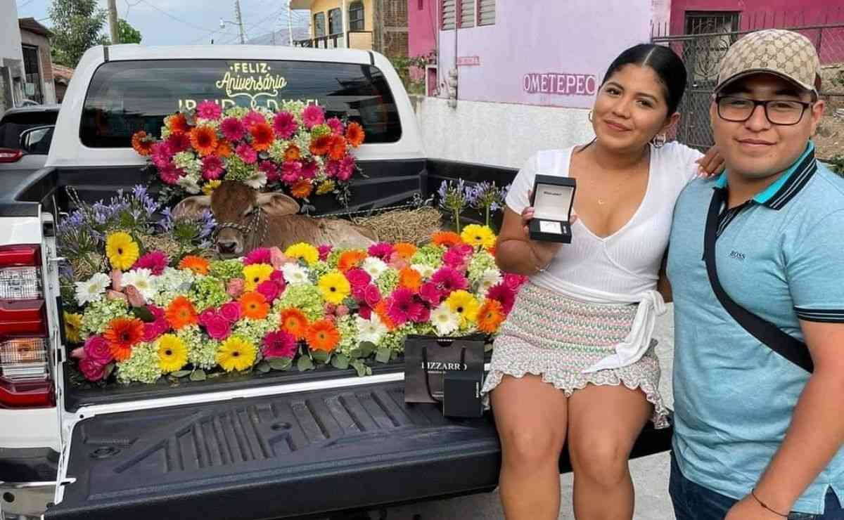 Joven se hace viral en redes por regalarle un becerro a su novia por motivo de su primer aniversario como novios