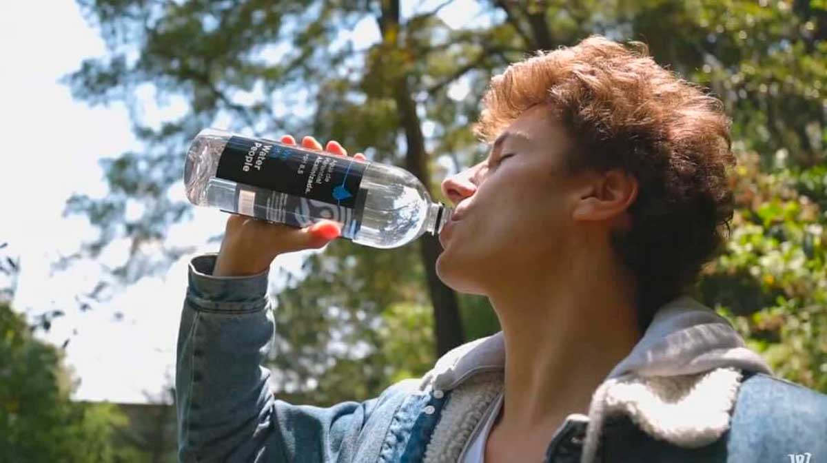 JuanPA Zurita fue duranmente criticado por lanzar su marca de agua embotellada debido a la explotación de los manantiales