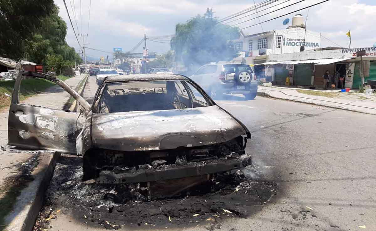 Pobladores amarran a policías e incendian sus autos en Otzolotepec,Edomex.