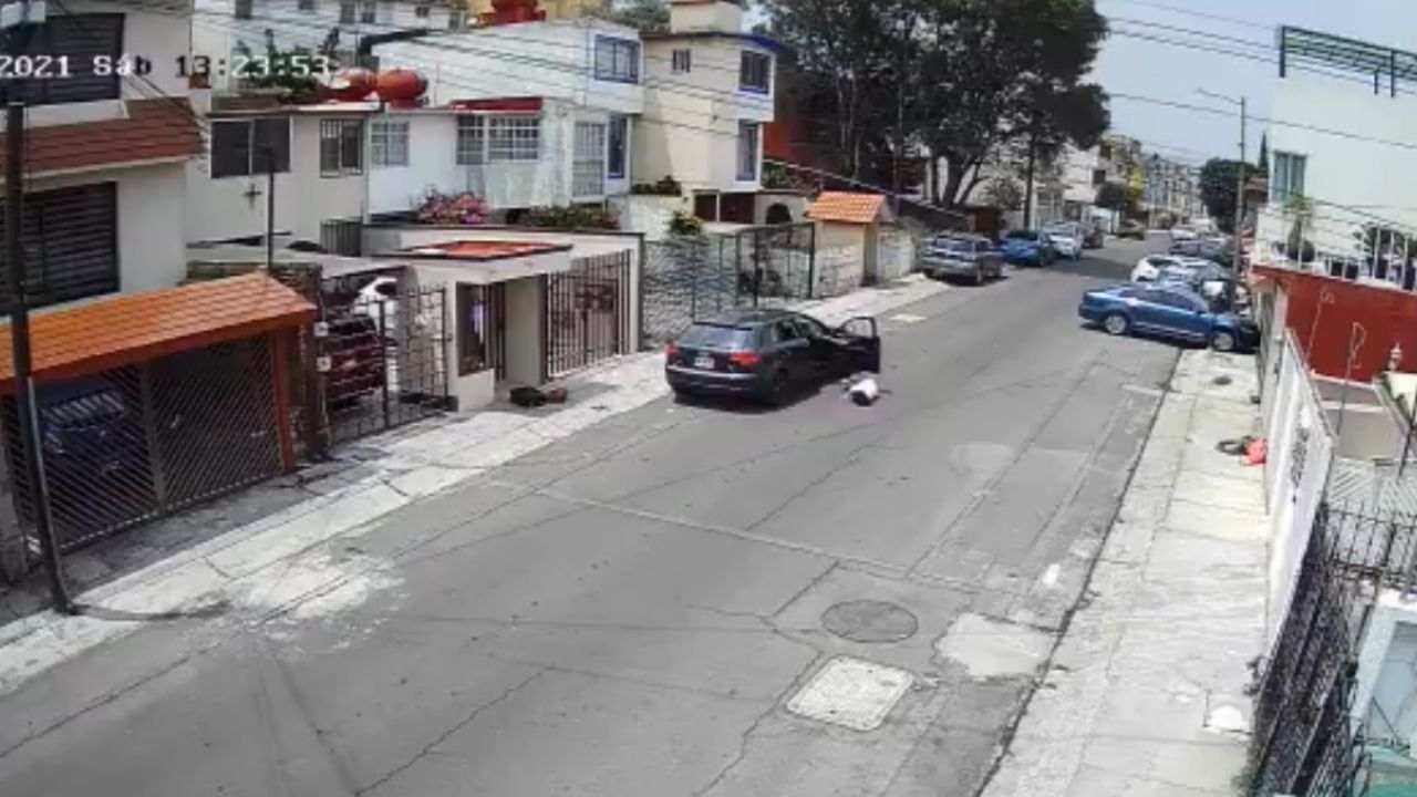 Vecinos de Lomas Verdes son testigos de como un hombre avienta a su novia de su auto por un ataque de celos