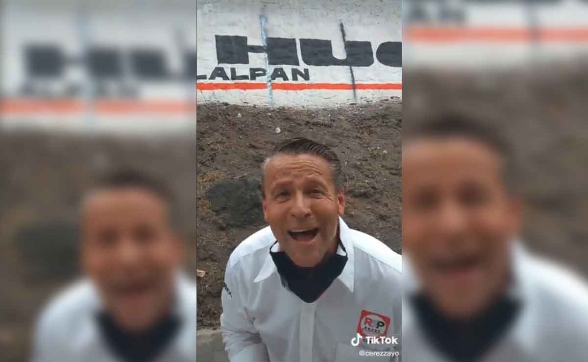 Joven sorprende a Alfredo Adame en la calle y le pide una mentada de madre