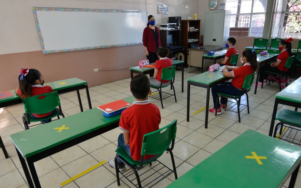 cientos de alumnos tuvieron un regreso a clases a sus salones despues de más de un año sin ver a sus compañeritos de manera presencial en la entidad mexiquense