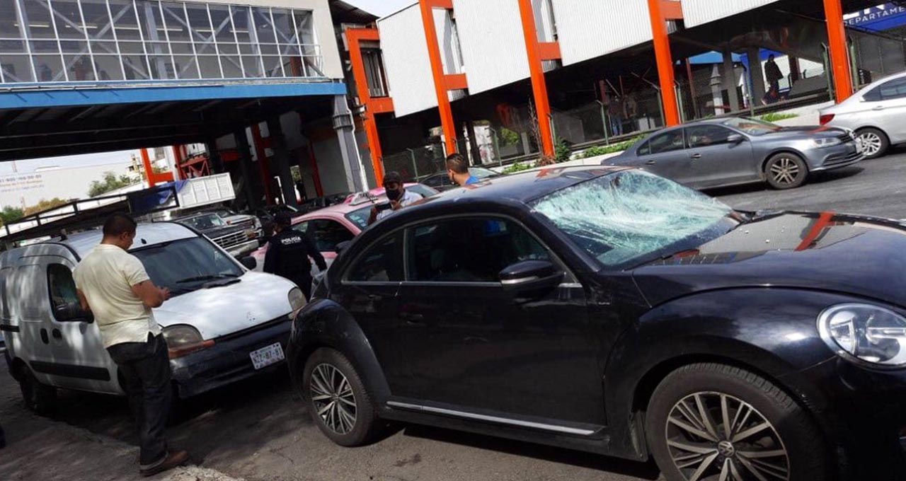 Metro de la CDMX, cae plafón de la línea 2 y daña dos autos