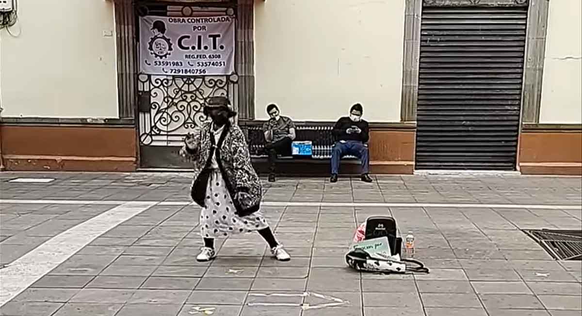 toluca noticias y el emotivo momento de una adulta mayor bailando en las calles de toluca