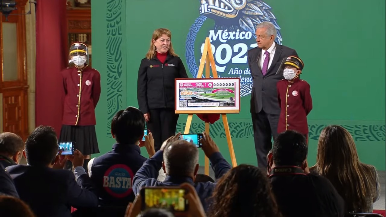 AMLO da a conocer el cachito de la Lotería Nacional