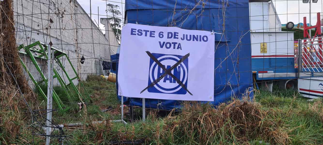 Calle Francisco I Madero en San Lorenzo Tepaltitlán, Toluca, con propaganda del PAN colocada sin autorización