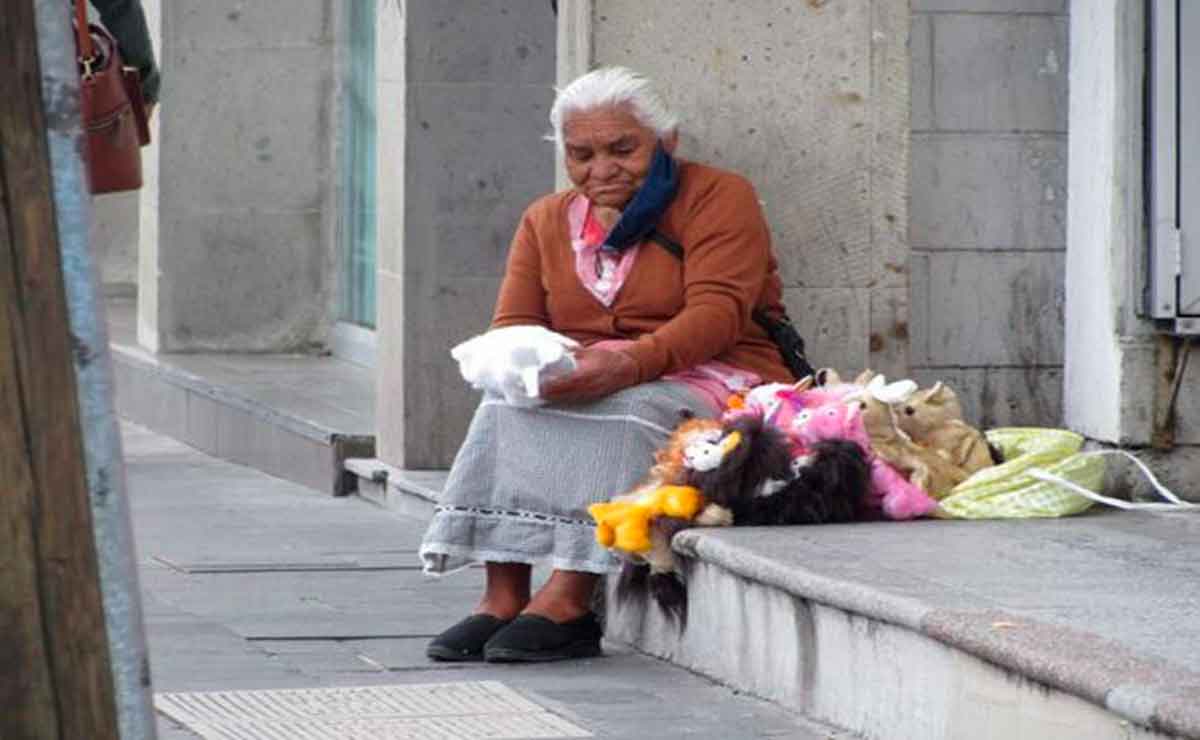 Abuelita, Doña socorro lucha por vender sus títeres para sobrevivir en Toluca.