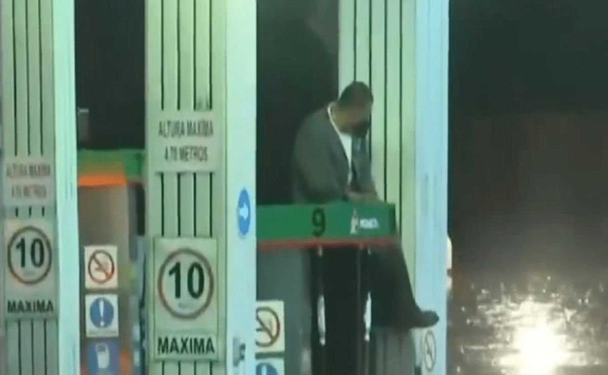 Empleado de una gasolinera se hace viral por quedar atrapado arriba de la bomba de gas en el Edomex