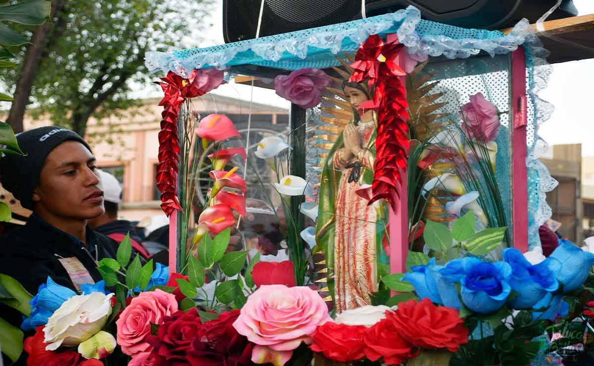 Vuelven las fiestas patronales a Toluca tras semáforo verde. Hombre mirando a la virgen de guadalupe.