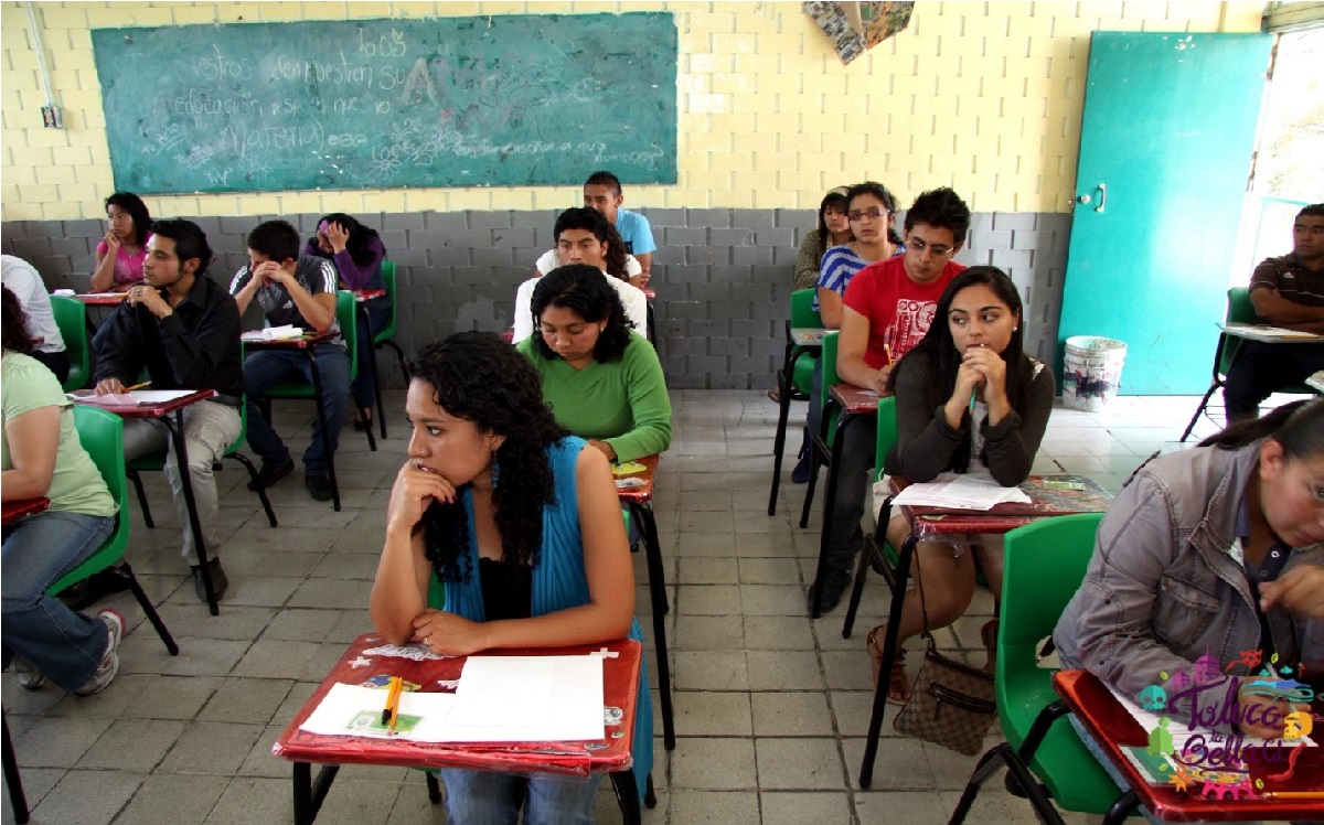 alumnos de secundaria toman clases de manera presencial en edomex