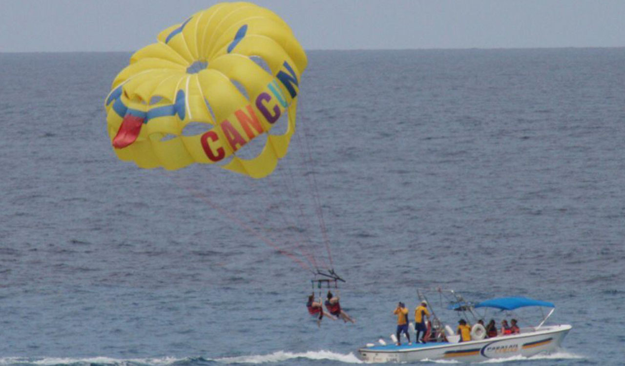 Estudiantes vacacionistas se contagian de covid-19 en Cancún