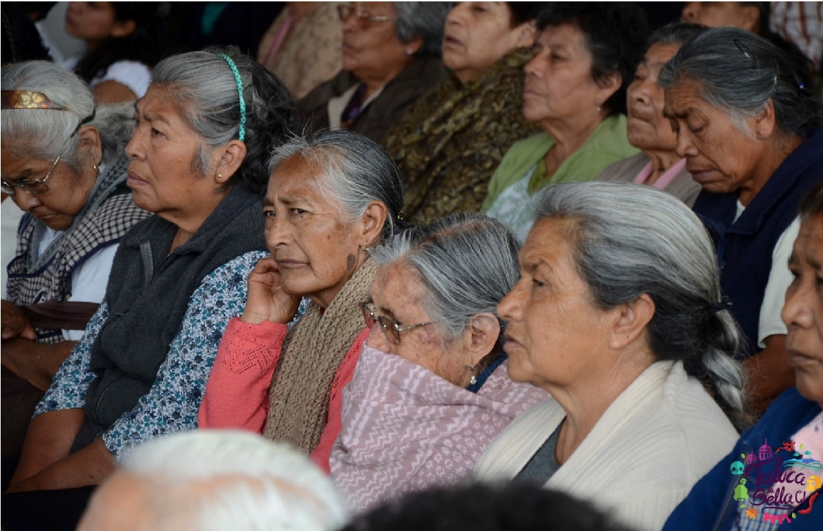 personas mayores haciendo su tramite de la credencial INAPAM