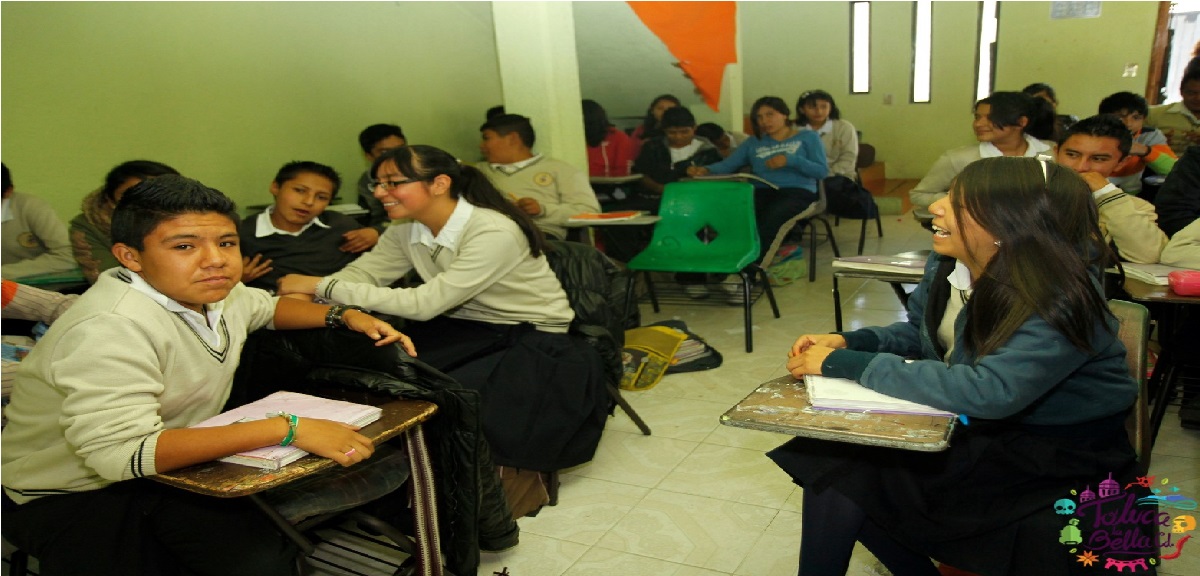 JOVENES DE SECUNDARIA EN SALON DE CLASES EN EDOMEX