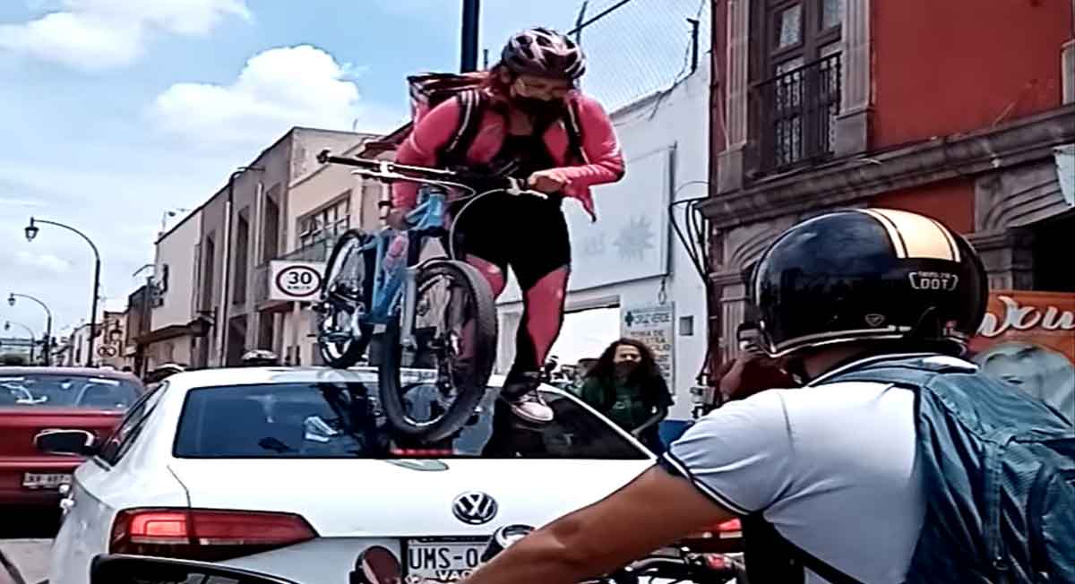ciclista cruza por encima de auto en querétaro