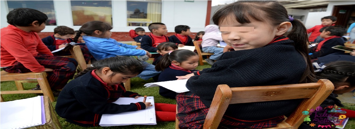 niña en salón de clases con uniforme