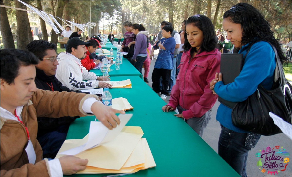 mamás registrando a sus hijos para becas escolares