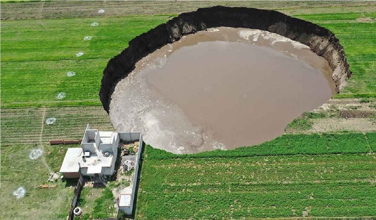 socavón de puebla con gran cantidad de agua ocasiona derrumbe de casa contigua