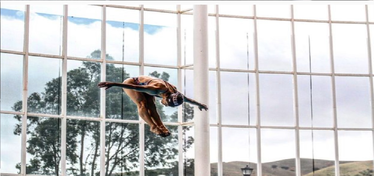 clavadista mexicana Arantxa Chávez ejecutando un clavado en el aire