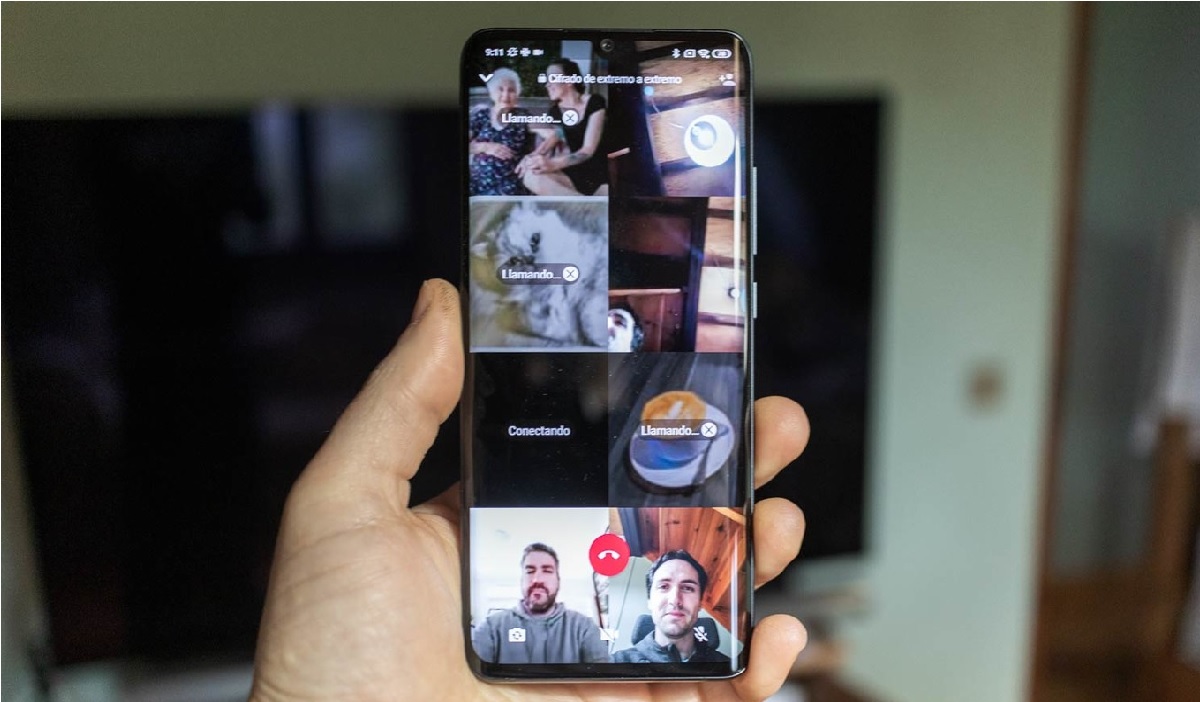 mano sosteniendo teléfono móvil para hacer videollamada de WhatsApp