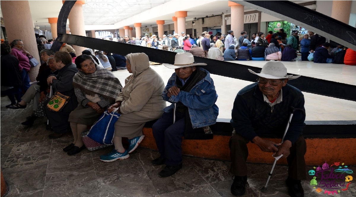 adultos mayores tramitando su pensión en Toluca Edomex