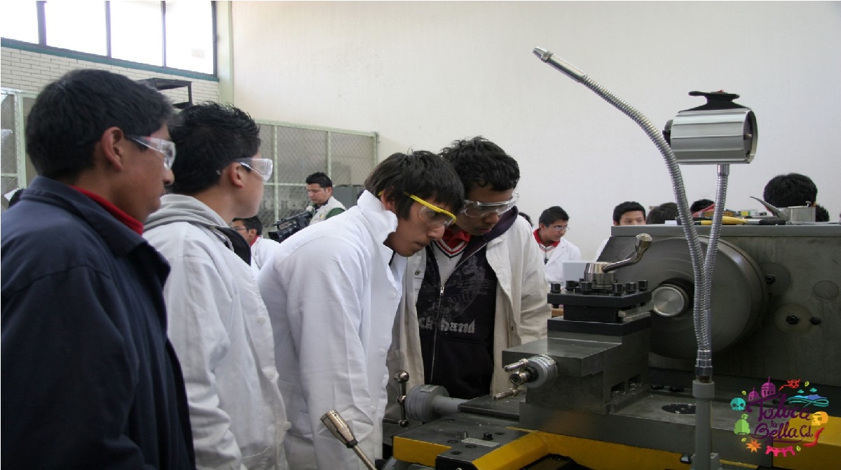alumnos de prepa en practicas de laboratorio
