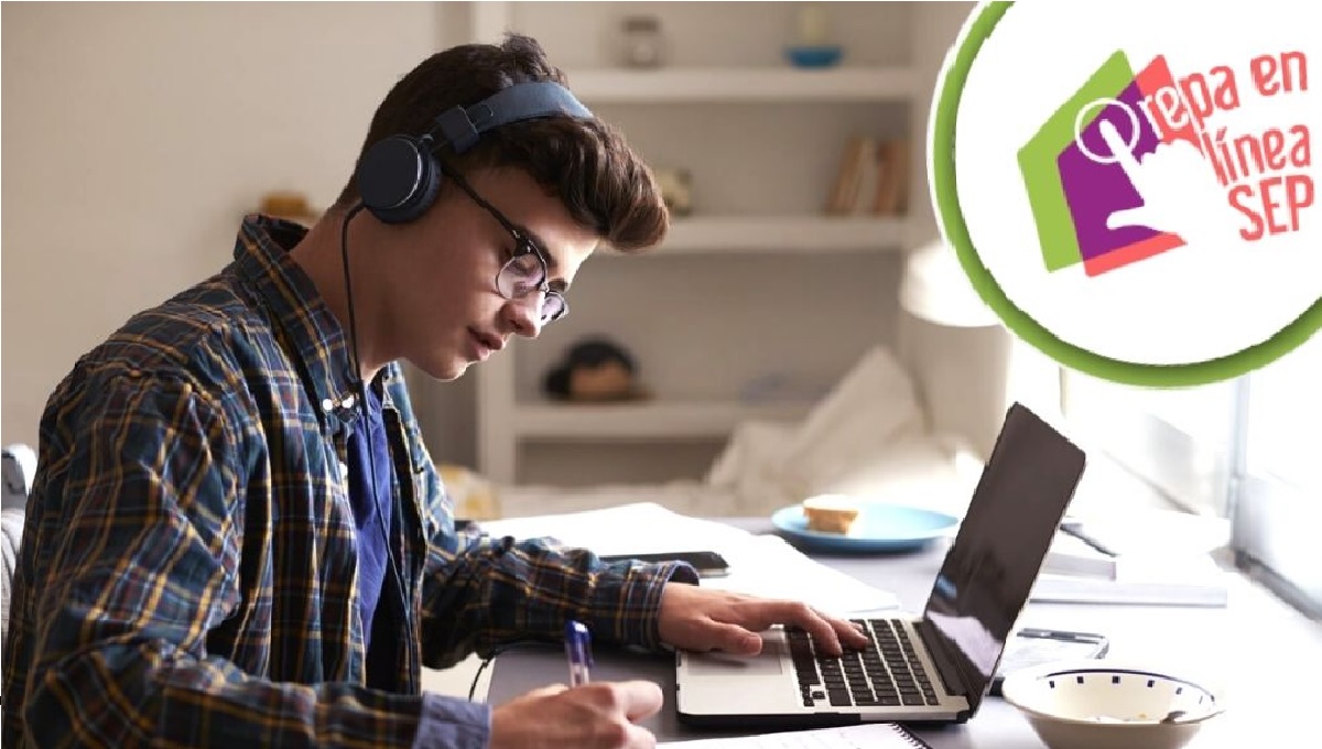 chavo de prepa usando laptop para registrarse a la prepa en línea