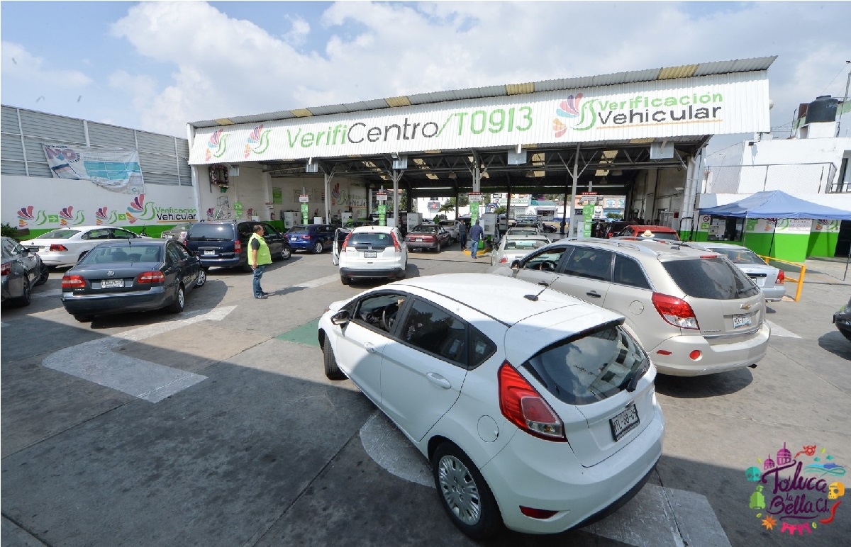 fila de autos esperando realizar su verificación vehicular en los verificentros del edomex