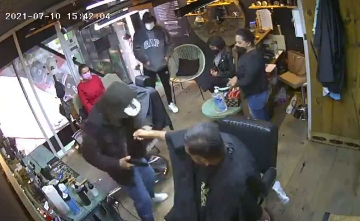 Delincuentes ingresan a una barbería de Toluca para asaltar a sus cientes