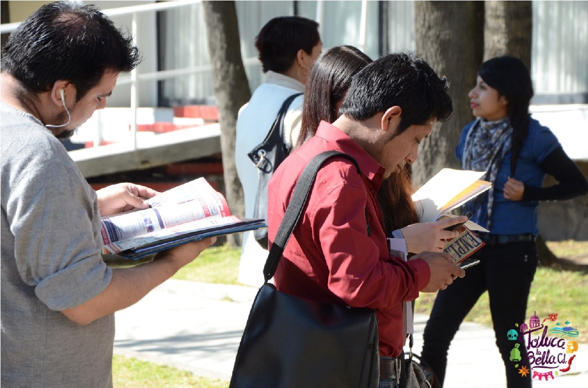jóvenes entregando documentacion en instalaciones para obtener beca