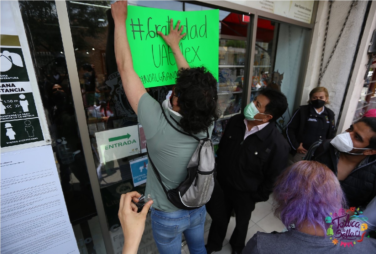 estudiantyes protestan afuera de libreria de la uaemex en toluca