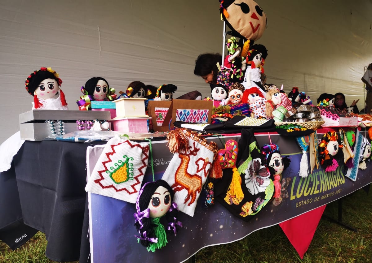 muñecas tipicas y artesanias en exposicion del festival de las luciérnagas 2021 en Amecameca