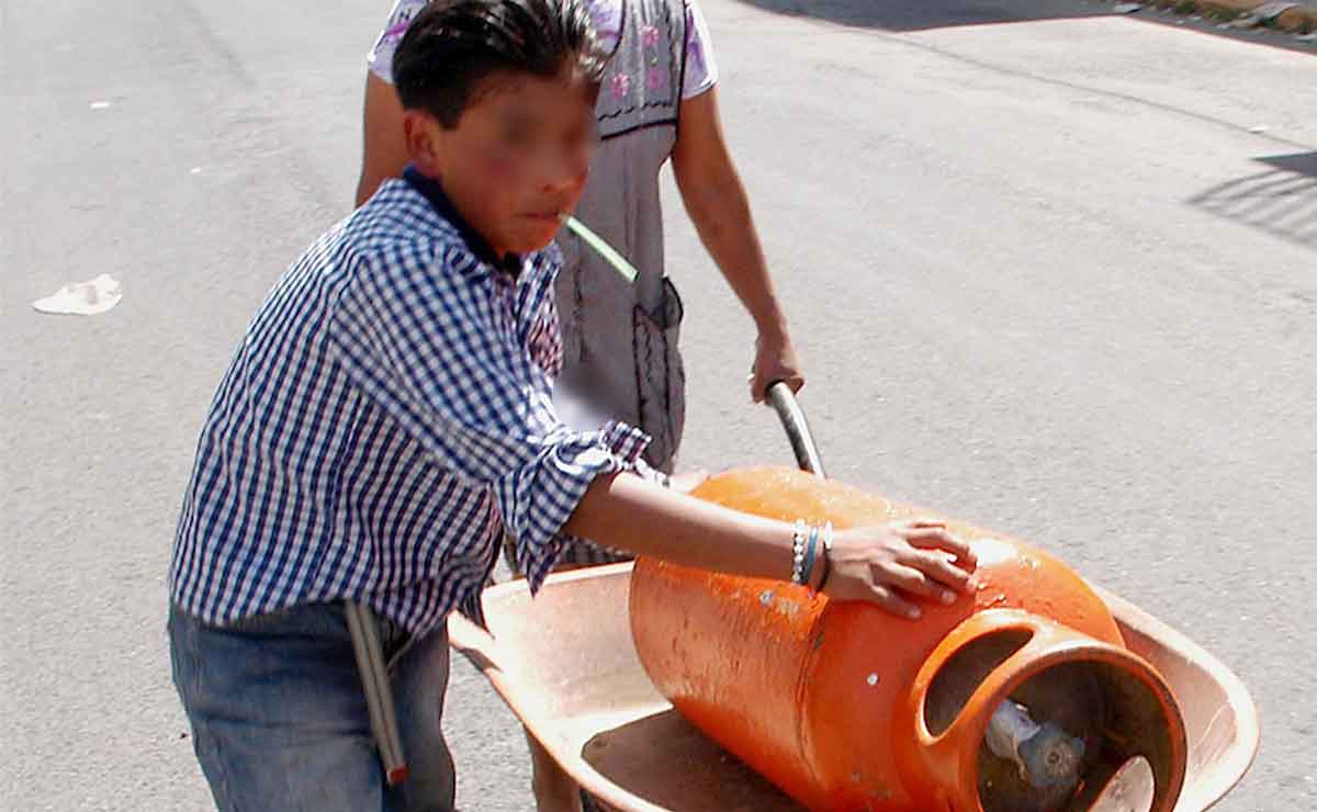 Gas Bienestar: Niño cargando un cilidro de gas en una carretilla.