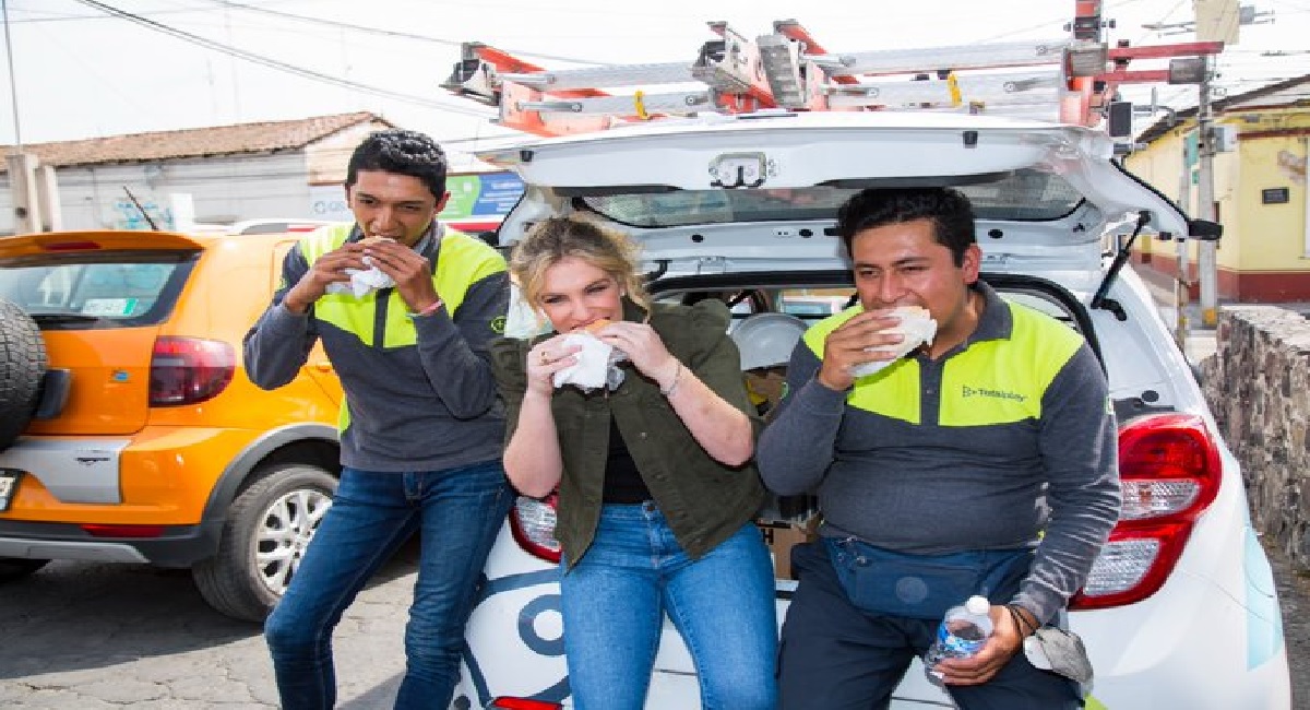 hija de Ricardo Salinas se pon la camiseta y sale a instalar el cable