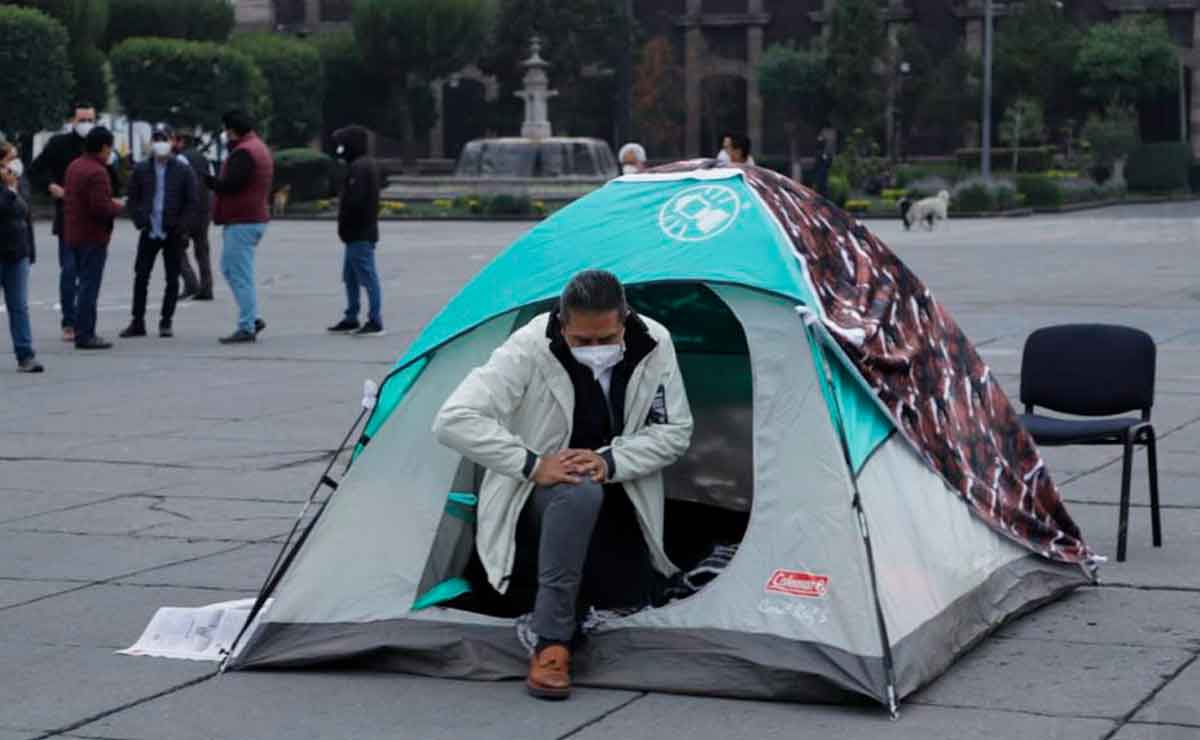 Juan Rodolfo amanece en la plaza de los mártires como protesta para exigir dinero y pagar a los trabajadores del Ayuntamiento de Toluca.