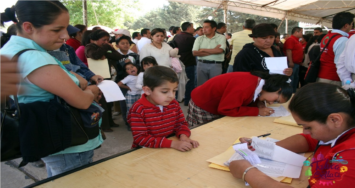 madre e hijo registrándose a programa de becas