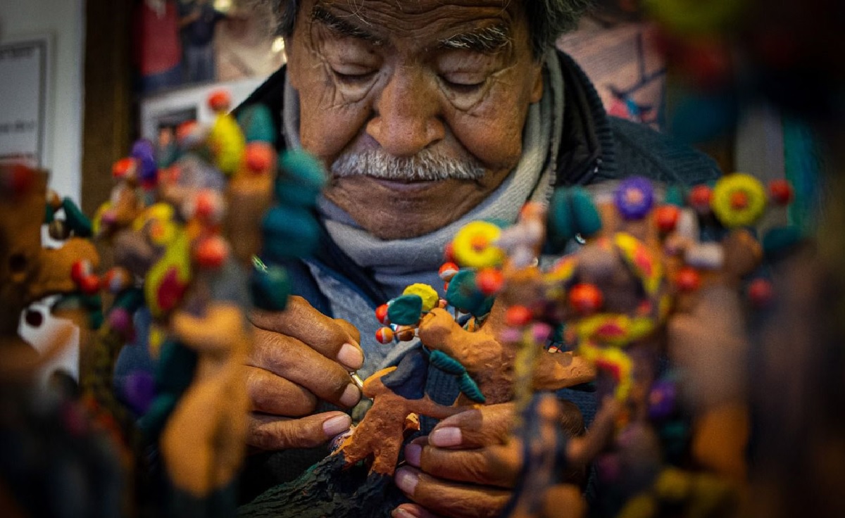 señor mayor intando artesanías de barro en el edomex