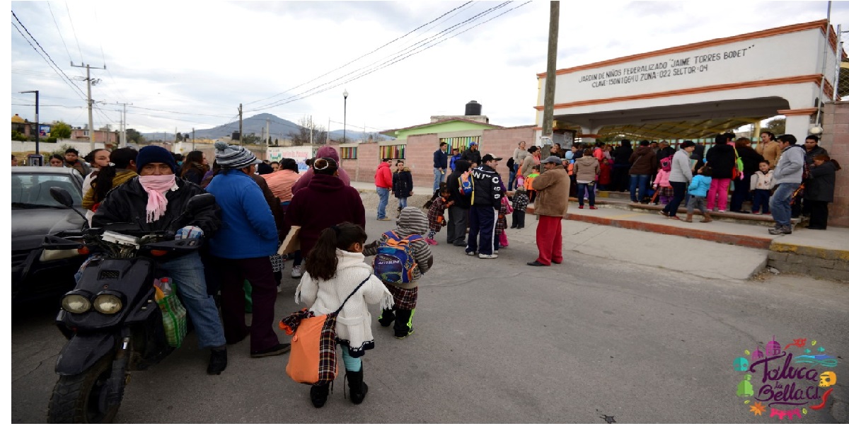 NIÑOS ENTRANDO A CLASES EN SU ESCUELA DE PREESCOLAR