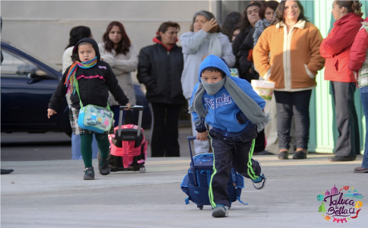 Niño con mochila de camino a la escuela en Edomex