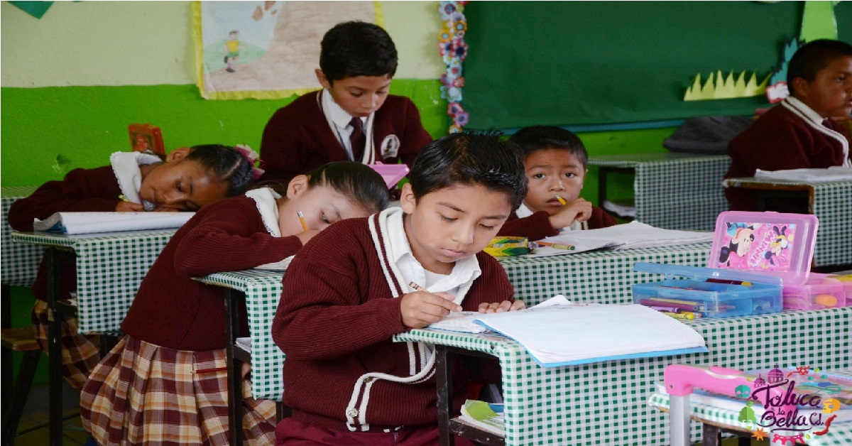 niños de primaria tomando clases en salón en el Edomex