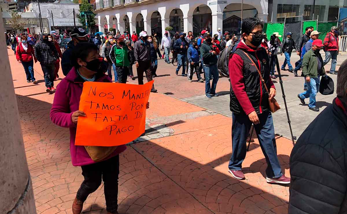 Trabajadores del ayuntamiento de Toluca piden que se les pague.