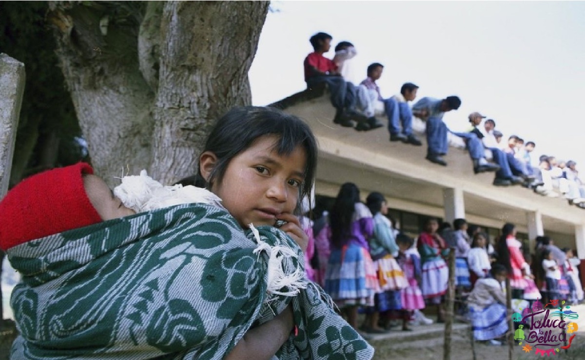 niños y niñas de comunidad indigena asistiendo a la escuela