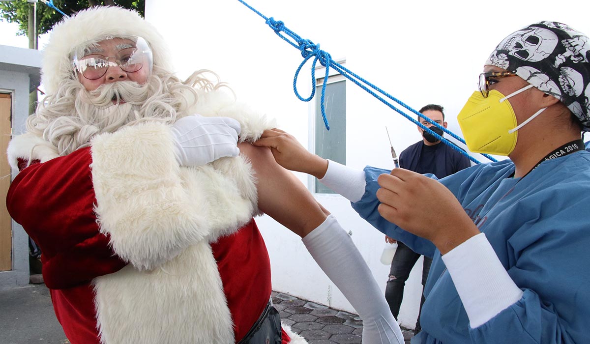 Santa Claus se va a vacunar contra el covid-19 vacunación