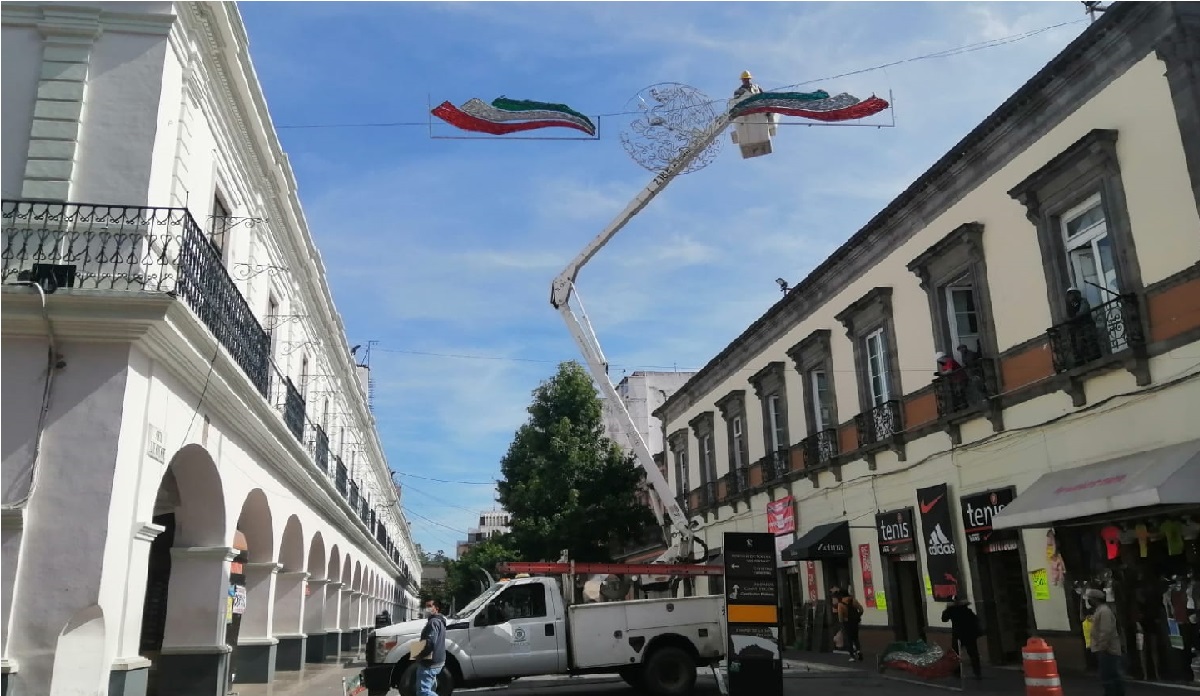 Toluca comienza a colocar adornos patrios para el grito del 15 de septiembre 2021