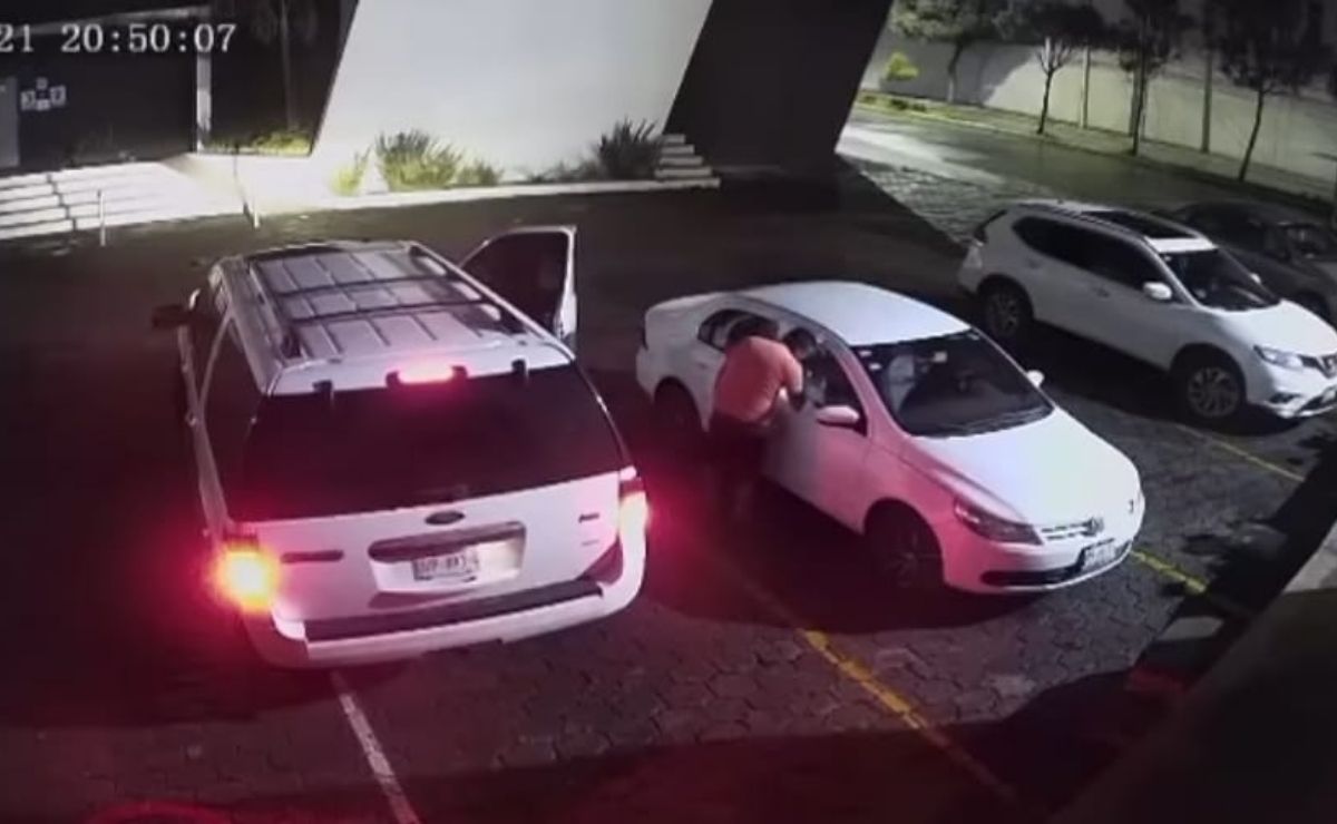 Cámara de seguridad capta momento en que cristaleros roban autos en Toluca y Metepec