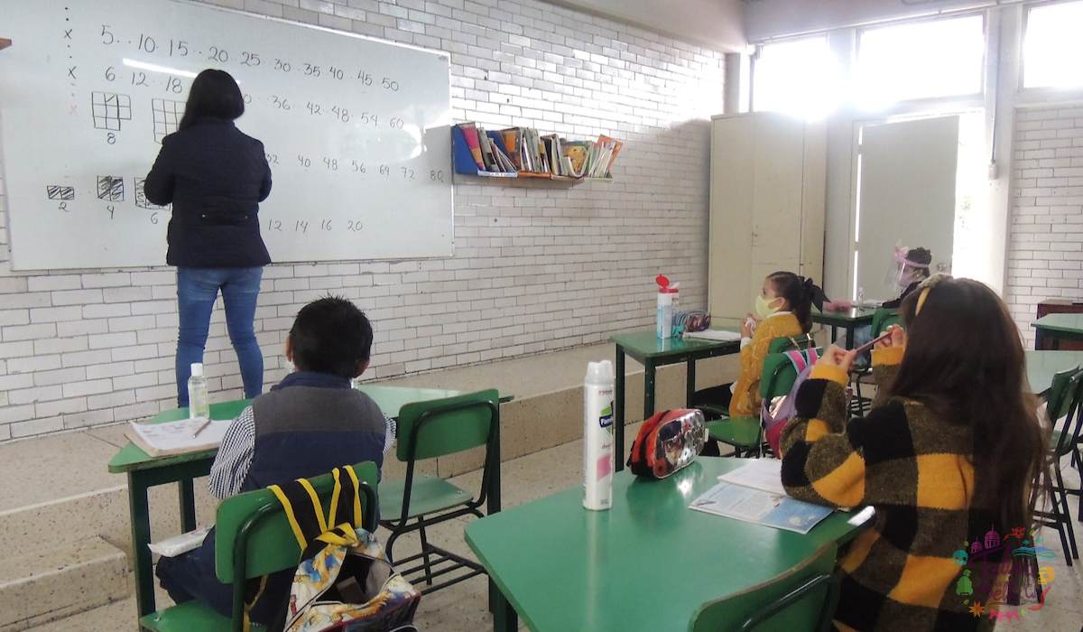alumnos recibiendo clases en epoca de pandemia COVID-19