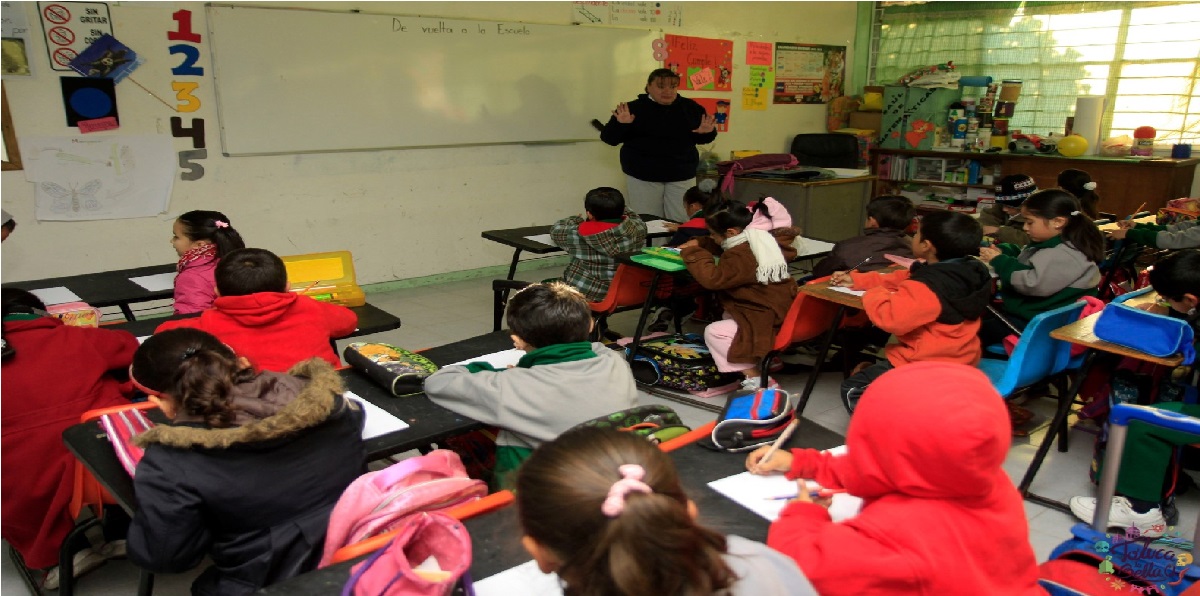 niños en aula en regreso a clases